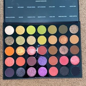35 M boss mood morphe eye shadow palette
